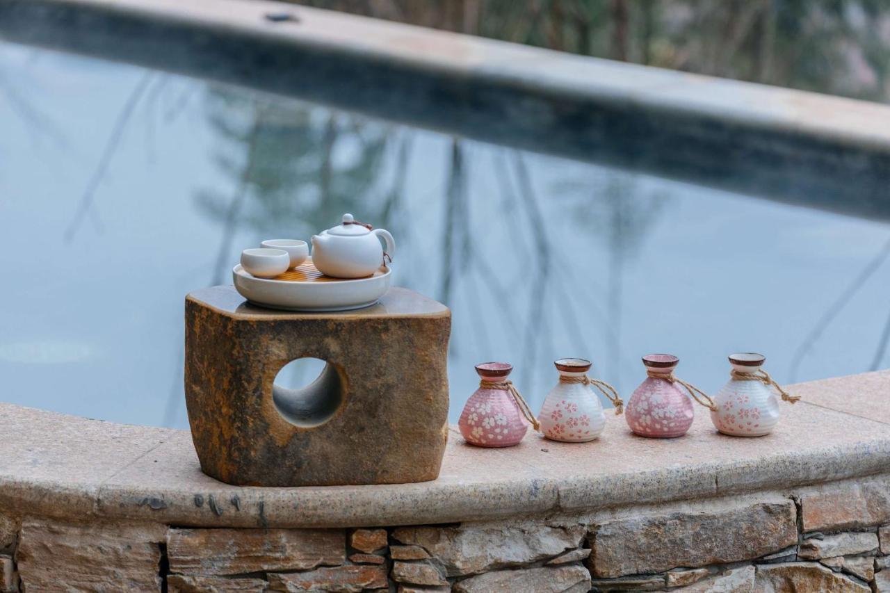 Howard Johnson Huashuiwan Hot Springs Resort Chengdu Buitenkant foto