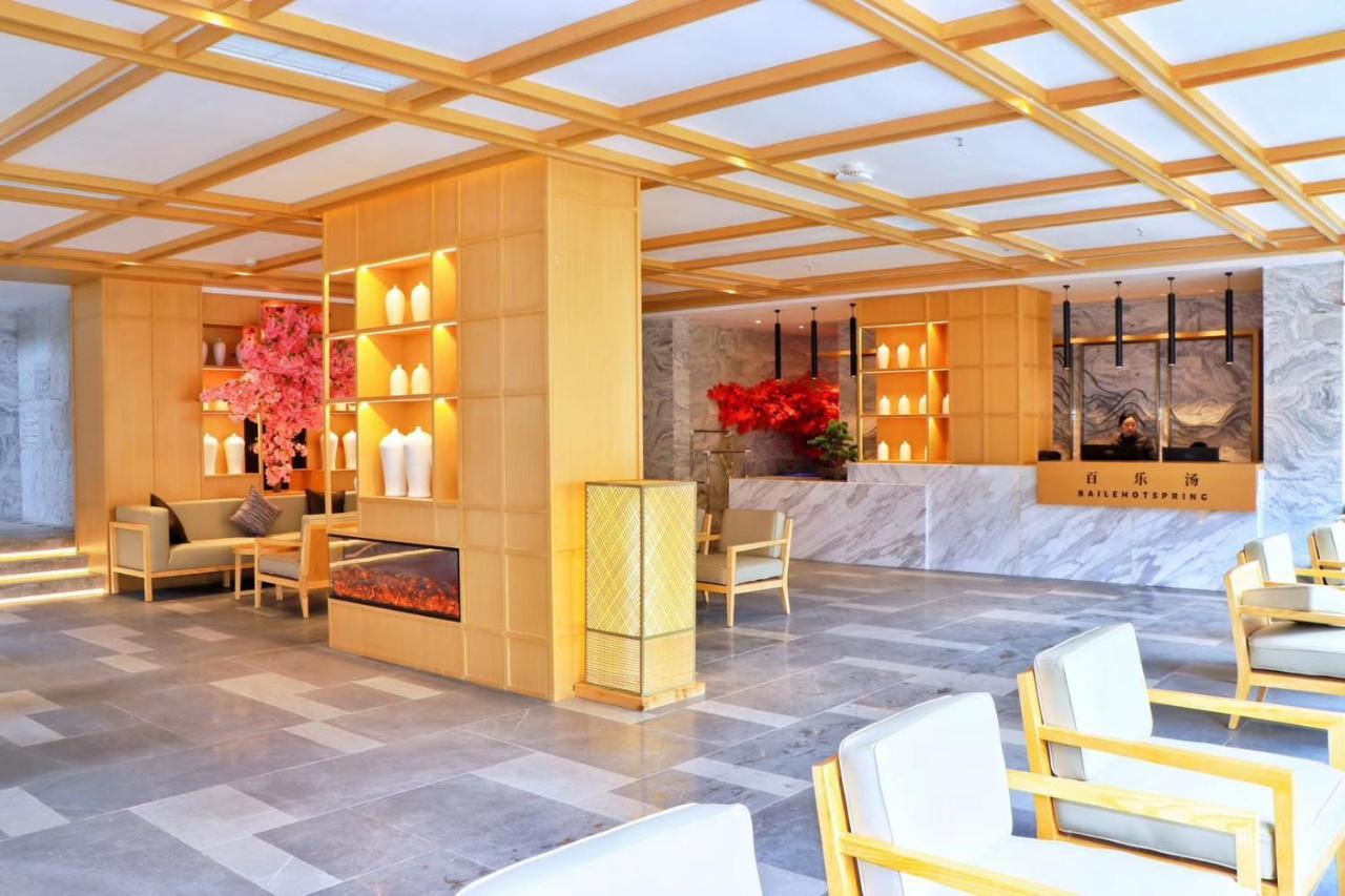 Howard Johnson Huashuiwan Hot Springs Resort Chengdu Buitenkant foto