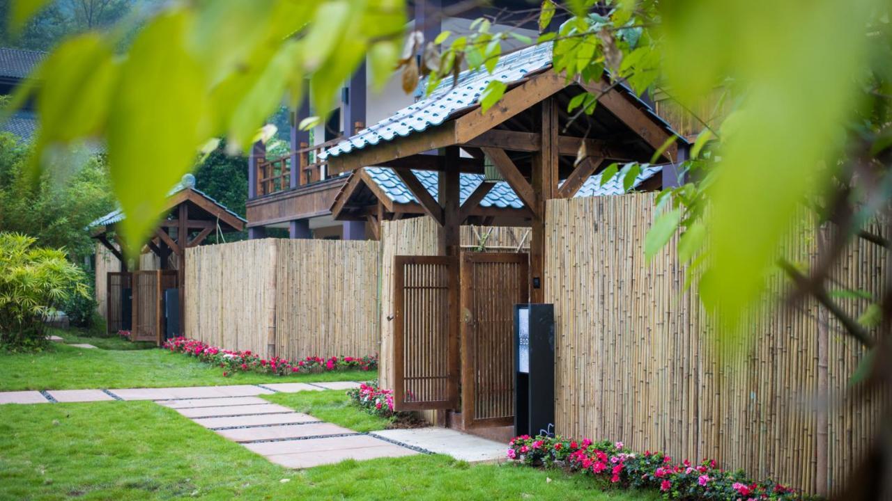 Howard Johnson Huashuiwan Hot Springs Resort Chengdu Buitenkant foto